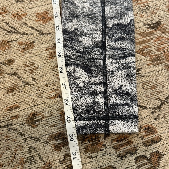 Lululemon Gray Camo Full-Length Leggings Size 6 Black Panel Athletic Yoga - Picture 7 of 7
